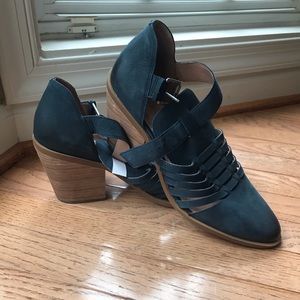 Sz 9.5. Calson booties